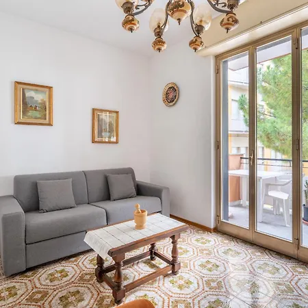 Bilocale Fronte Mare E Parcheggio Privato Lägenhet