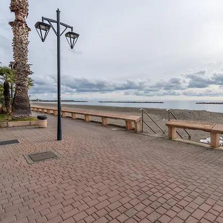 Bilocale Fronte Mare E Parcheggio Privato Lägenhet *