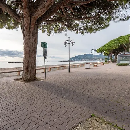 Bilocale Fronte Mare E Parcheggio Privato Appartement *