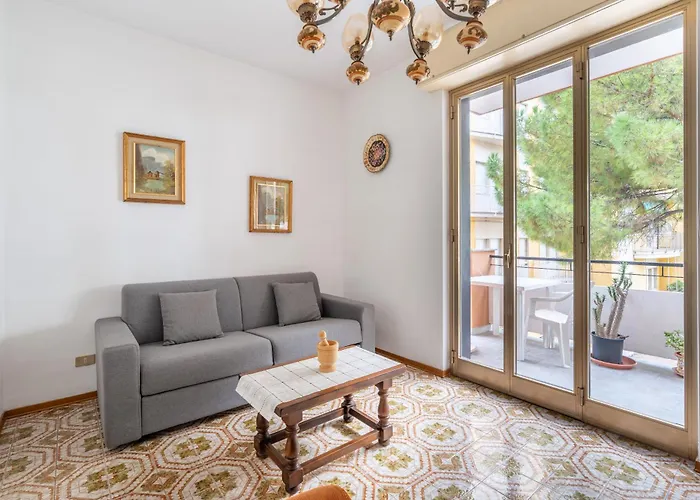 Bilocale Fronte Mare E Parcheggio Privato Lägenhet