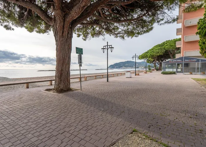 Bilocale Fronte Mare E Parcheggio Privato Lägenhet *